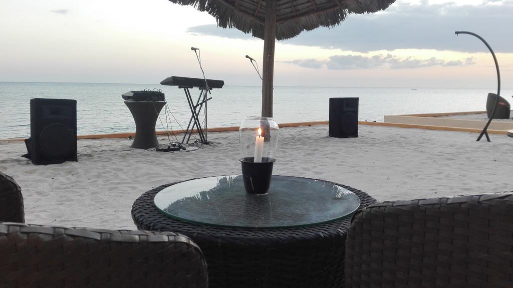 Відпочинок в готелі The Island Beach Resort