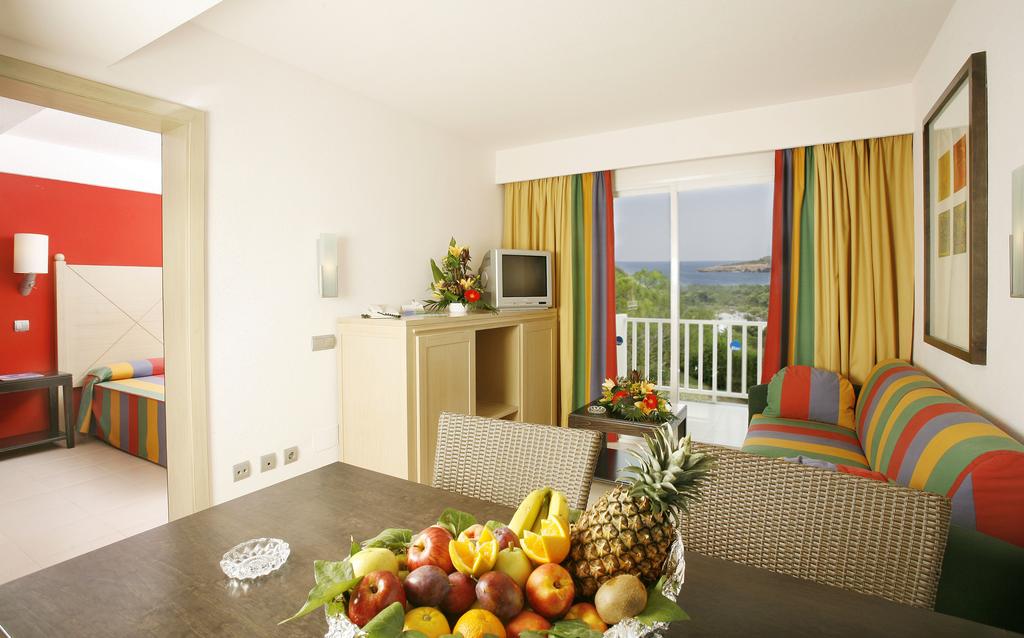 Відпочинок в готелі Blau Punta Reina Resort (Apartments)
