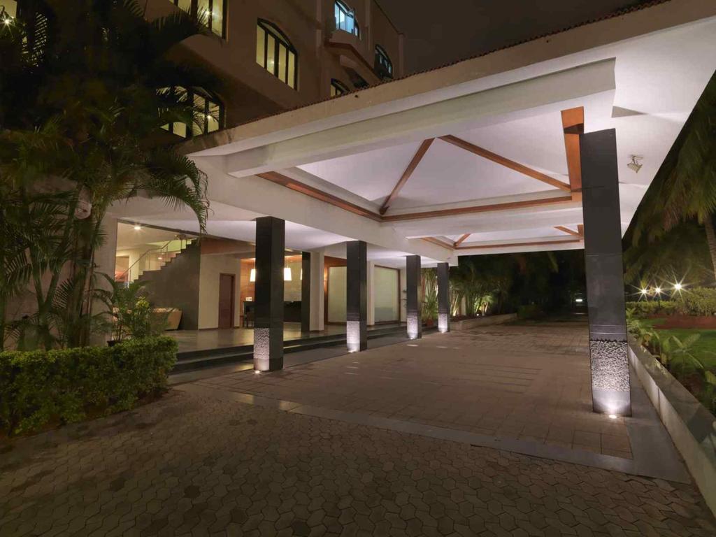 Royal Orchid Resort & Convention Centre, Бангалор цены