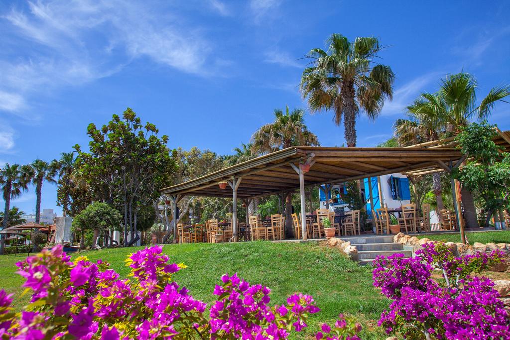 Готель, Cavo Maris Beach Hotel