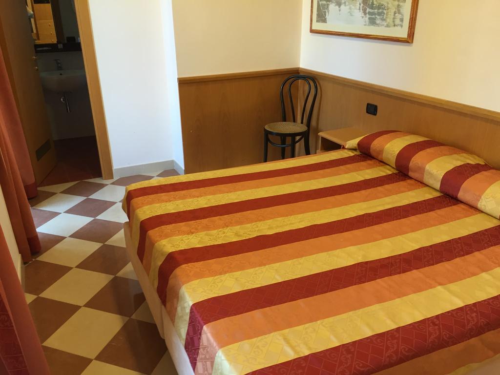 Фото отеля Fiorella Hotel (Senigallia)