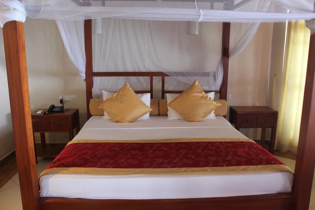 Відпочинок в готелі Warahena Beach Бентота