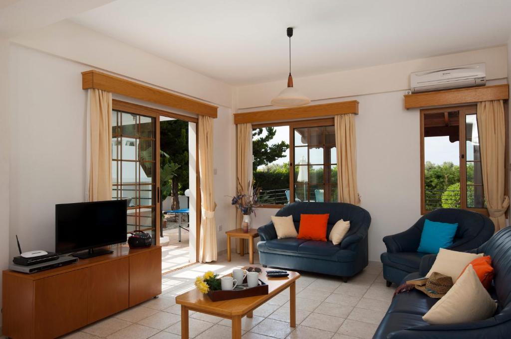 Відпочинок в готелі Panareti Coral Bay Resort Пафос