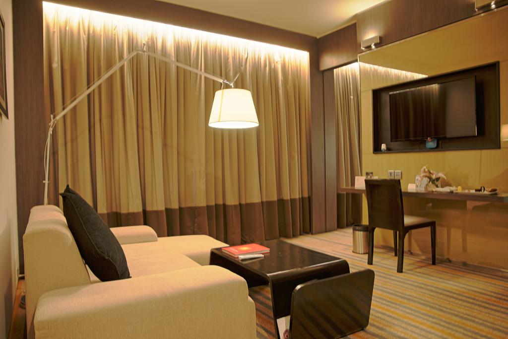 Novotel Kolkata Hotel and Residences цена