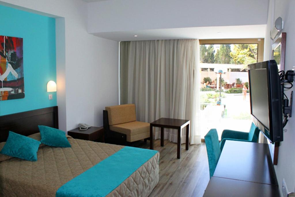 Горящие туры в отель Crystal Springs Beach Hotel Протарас Кипр