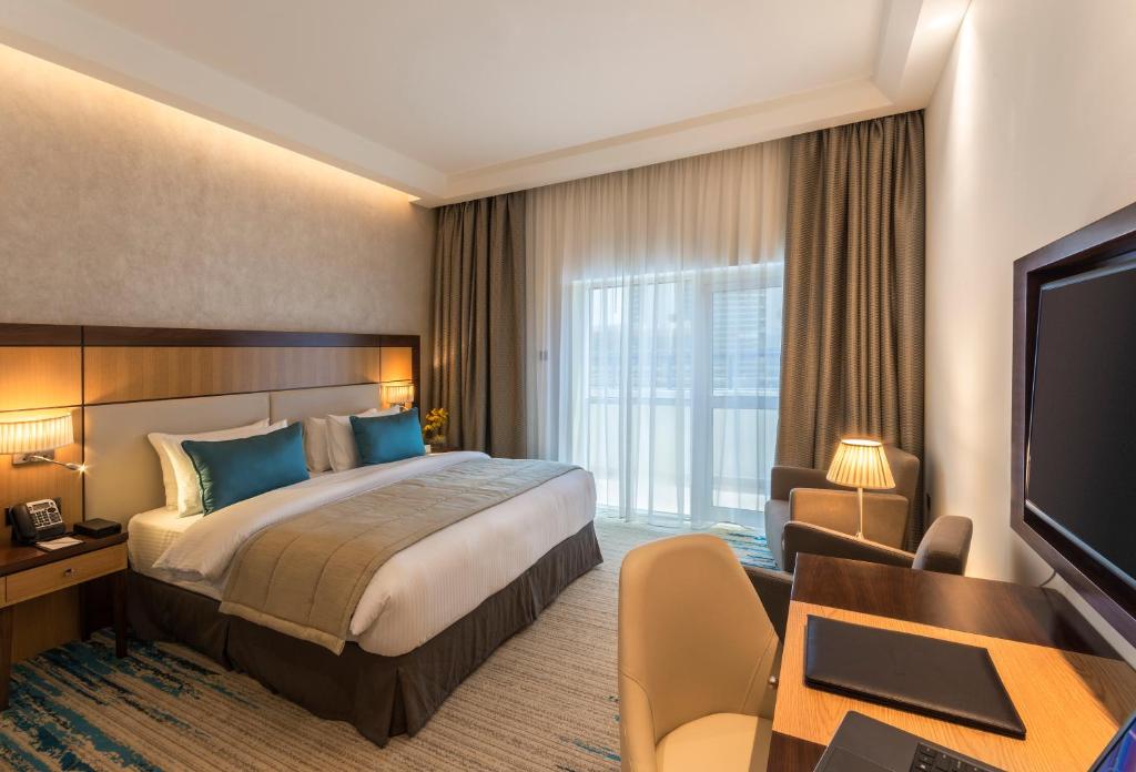 Відпочинок в готелі Golden Tulip Media Hotel Дубай (місто)