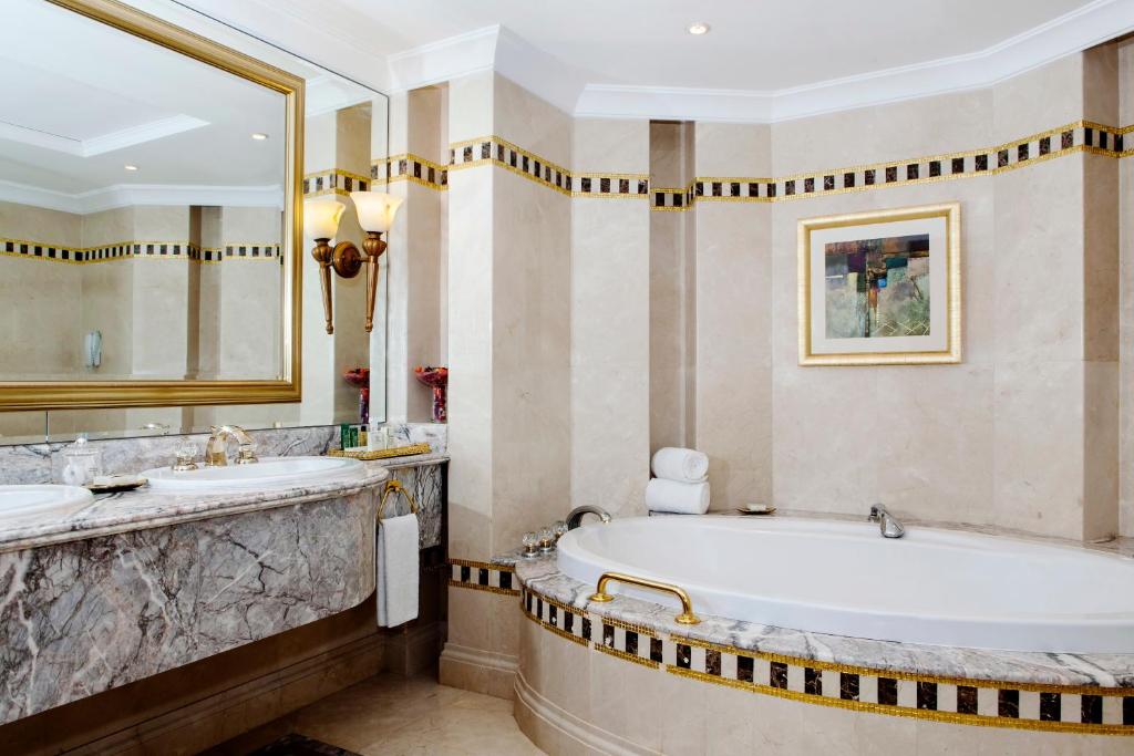 Reviews of tourists Corniche Hotel Sharjah (ex. Hilton Sharjah)