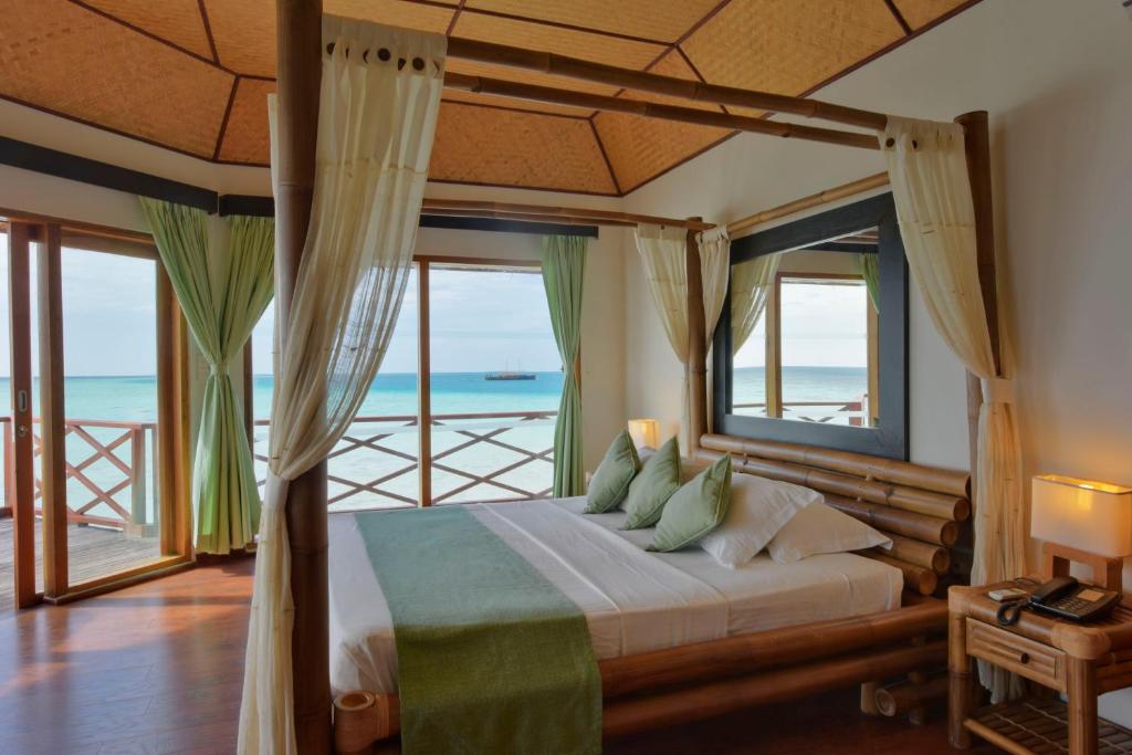 Відпочинок в готелі Safari Island Resort Арі & Расду Атоли Мальдіви