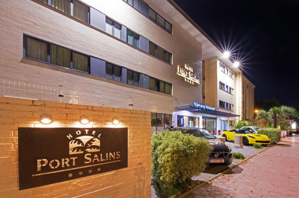 Цены в отеле Port Salins Hotel