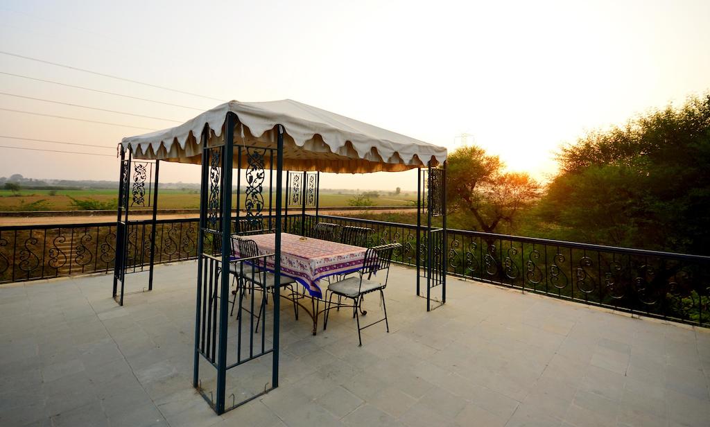Відпочинок в готелі Umaid Lake Palace Джайпур