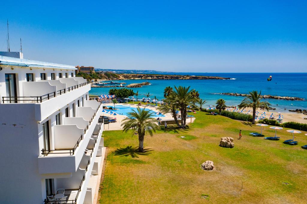 Corallia Beach Hotel Apartments, Пафос