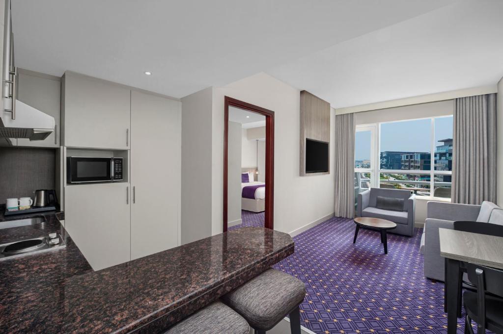 Leva Hotel and Suites, Mazaya Centre, Дубай (город)