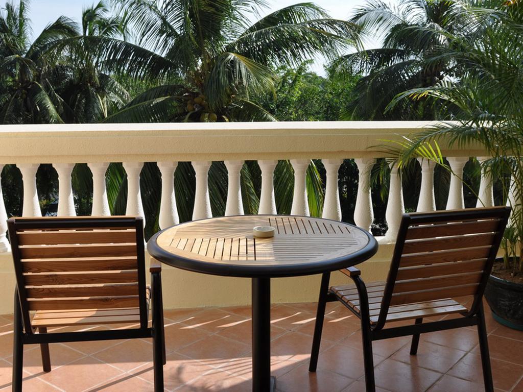 Відпочинок в готелі Palm Beach Resort & Spa Санья Китай