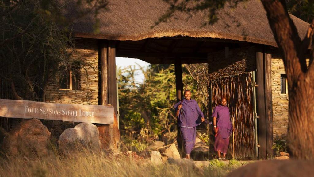 Тури в готель Four Seasons Safari Lodge Національний парк Серенгеті Танзанія