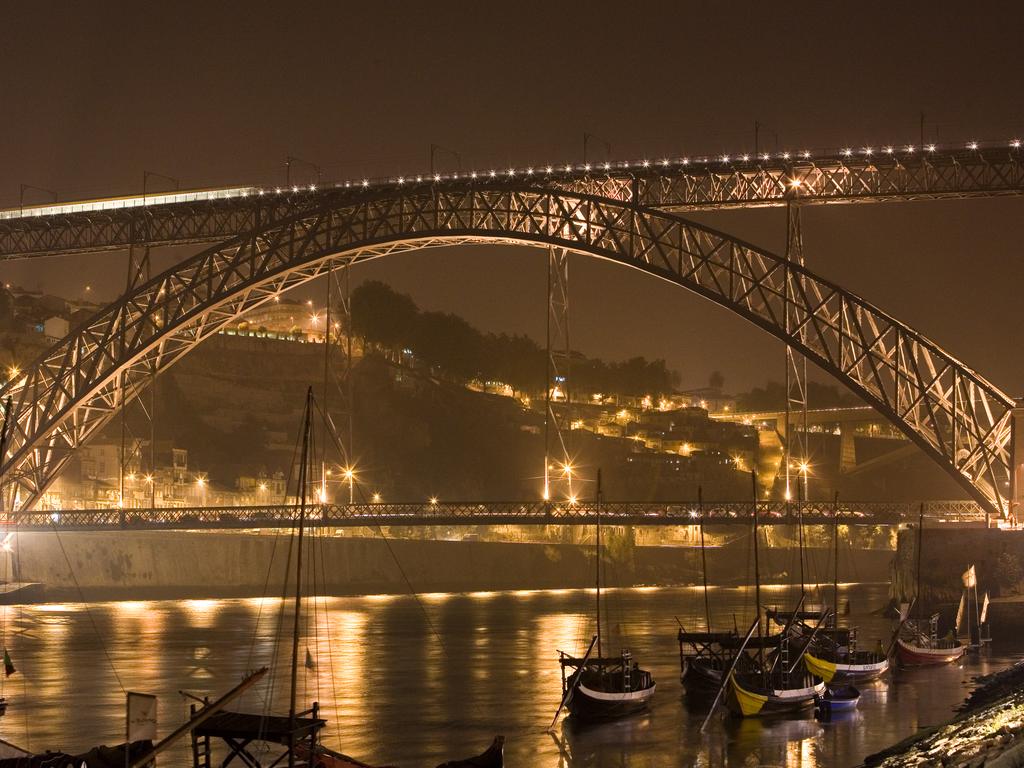 Ibis Porto Gaia photos of tourists