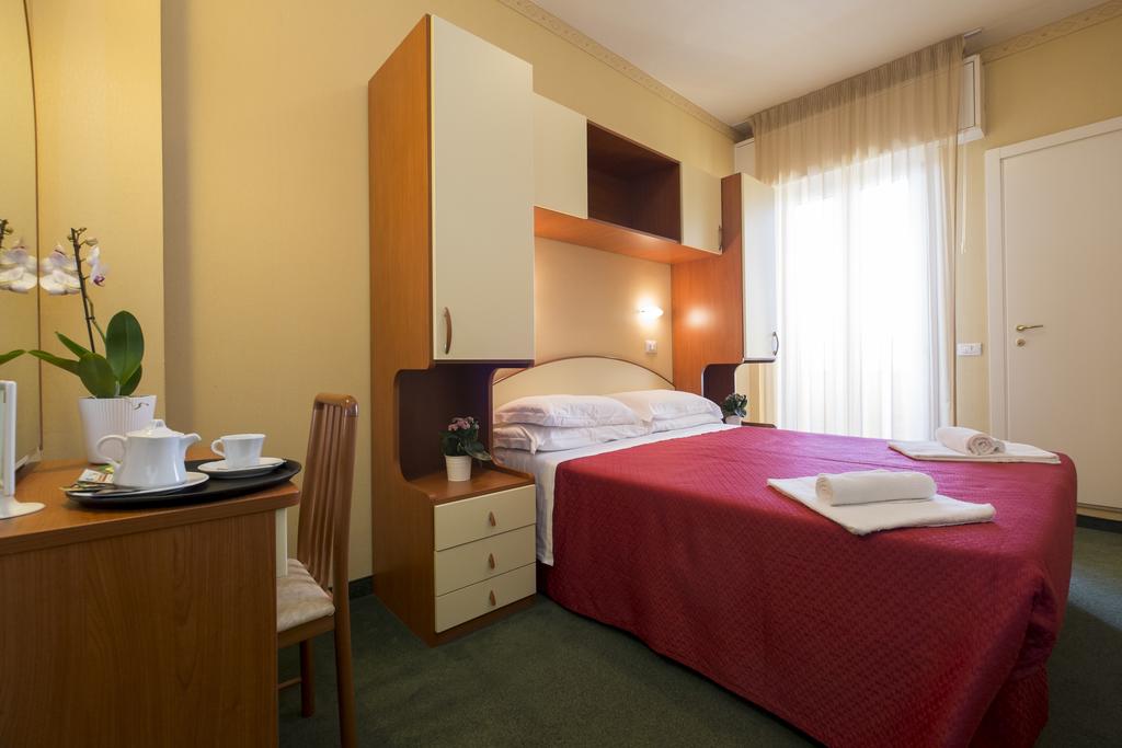 Гарячі тури в готель Hotel Crosal Ріміні Італія
