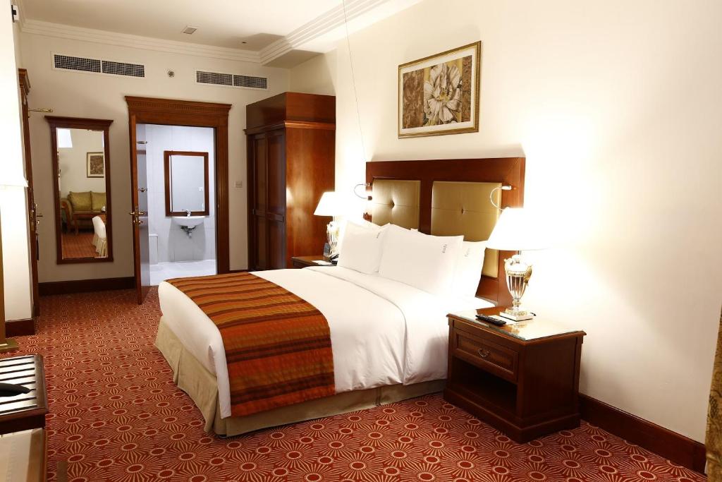 Holiday Inn Bur Dubai - Embassy District фото та відгуки
