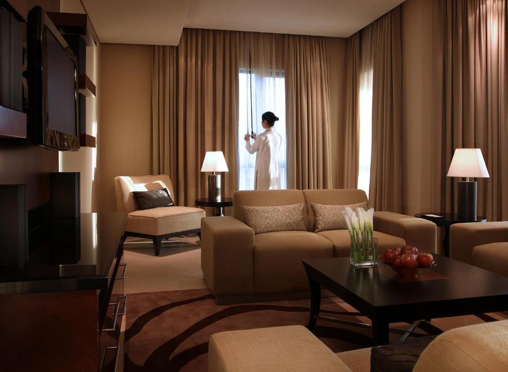 Отдых в отеле Shangri-La Hotel Apartments Qaryat Al Beri