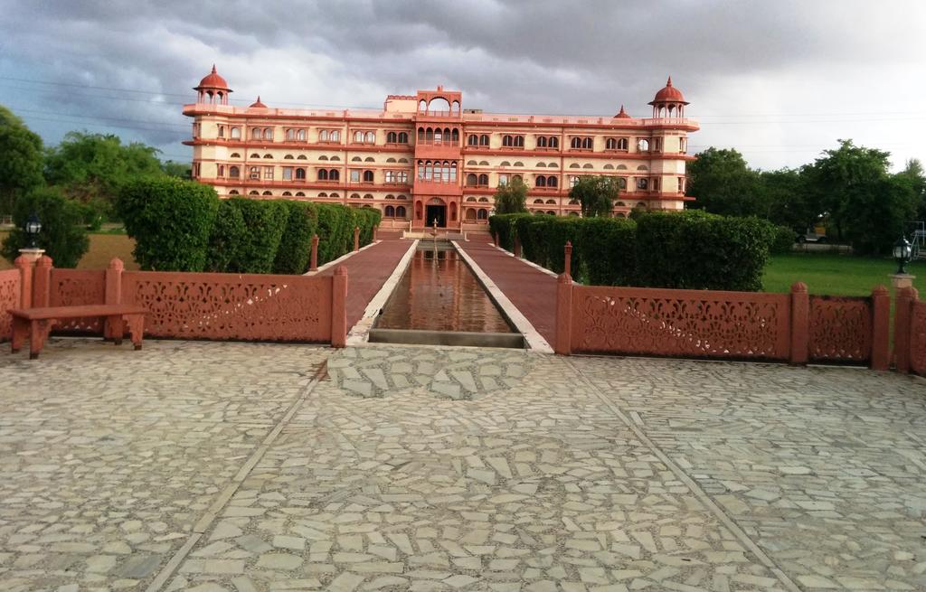 Umaid Lake Palace, Индия