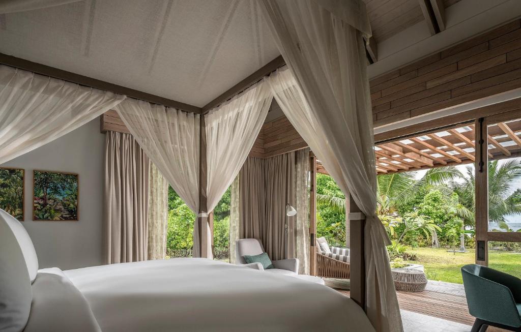 Горящие туры в отель Four Seasons Resort Seychelles at Desroches Island Дерош (остров)