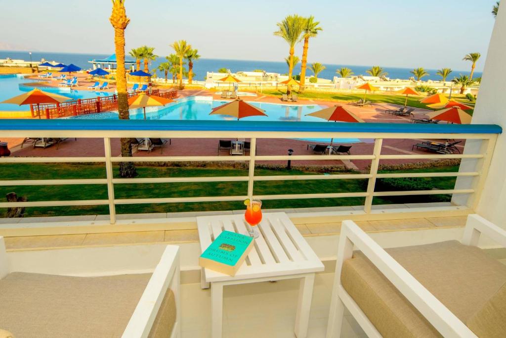 Відпочинок в готелі Renaissance By Marriott Golden View Beach Resort Шарм-ель-Шейх