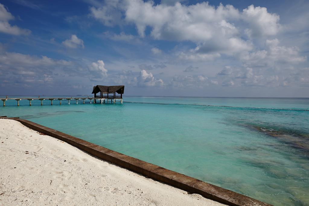 Palm Beach Resort & Spa Maldives, Malediwy, Atol Laviani, wakacje, zdjęcia i recenzje