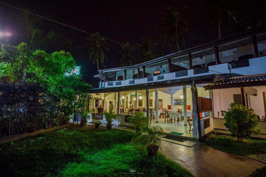Sea View Beach Hotel, Шри-Ланка, Унаватуна