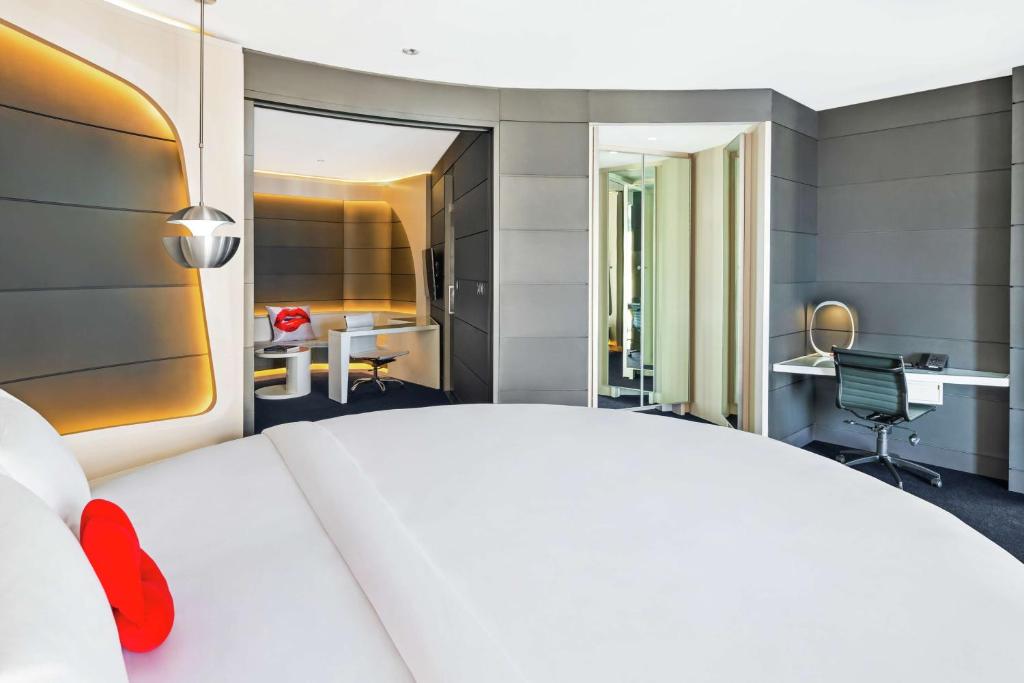 Фото отеля V Hotel Dubai, Curio Collection by Hilton