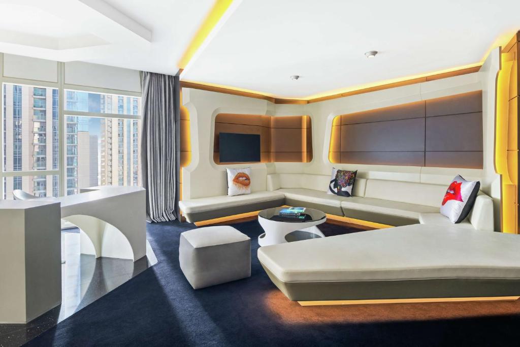 Відгуки туристів V Hotel Dubai, Curio Collection by Hilton