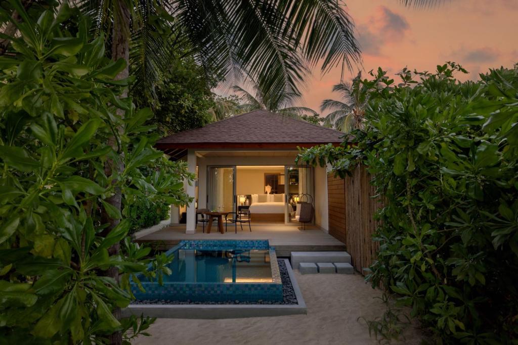 Отдых в отеле Avani+ Fares Maldives Resort