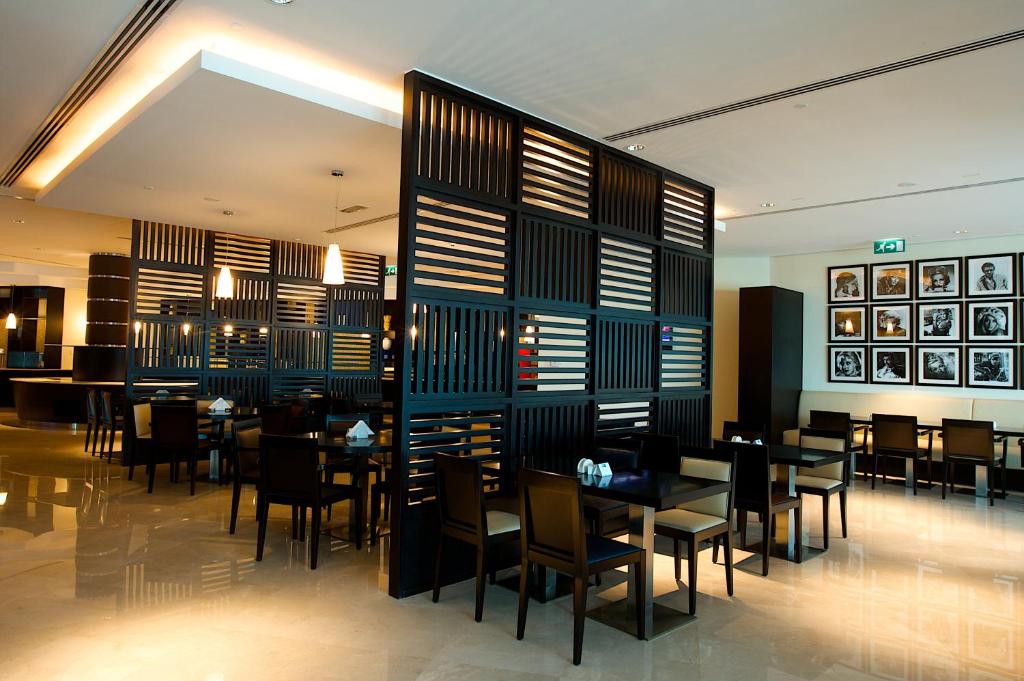 Holiday Inn Express Dubai Airport, фотографії території
