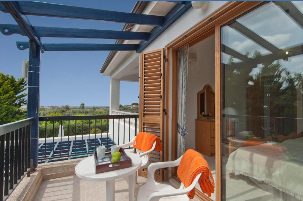 Відпочинок в готелі Panareti Coral Bay Resort Пафос Кіпр
