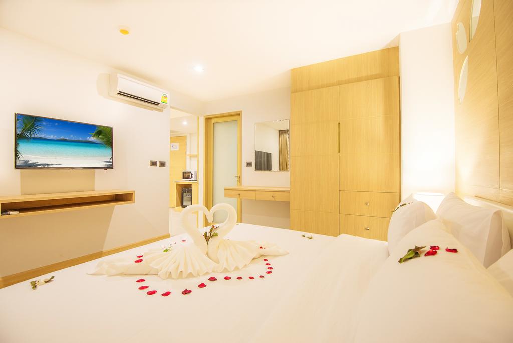 Патонг Araya Patong Beach Hotel ціни