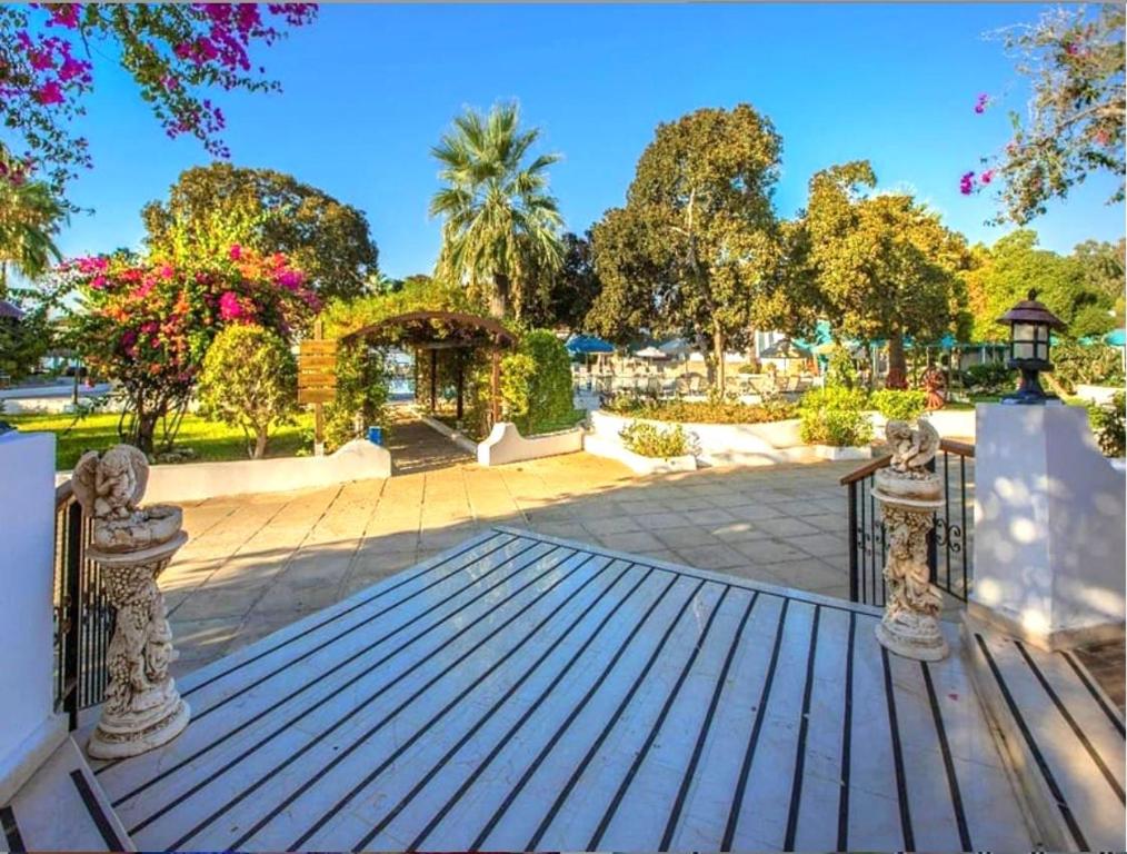Відпочинок в готелі Merit Cyprus Gardens Seafront Resort & Beach & Casino Фамагуста Туреччина