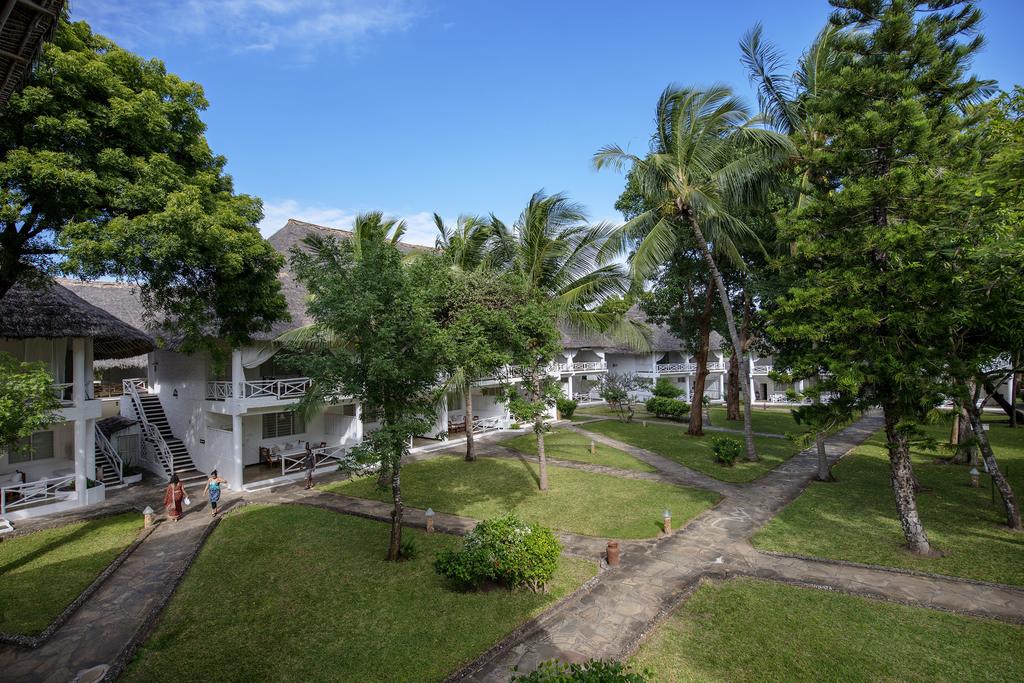 Отель, Sandies Tropical Village