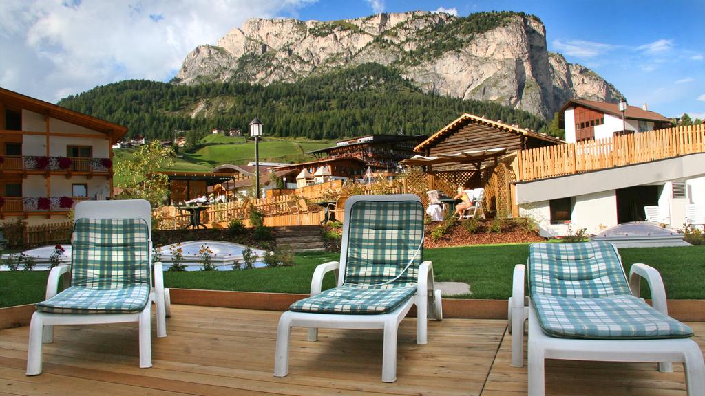 Цены в отеле Des Alpes Hotel (Selva Gardena)