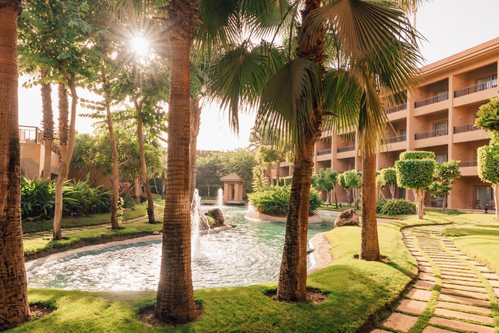 Відпочинок в готелі Dusit Thani Lake View Cairo