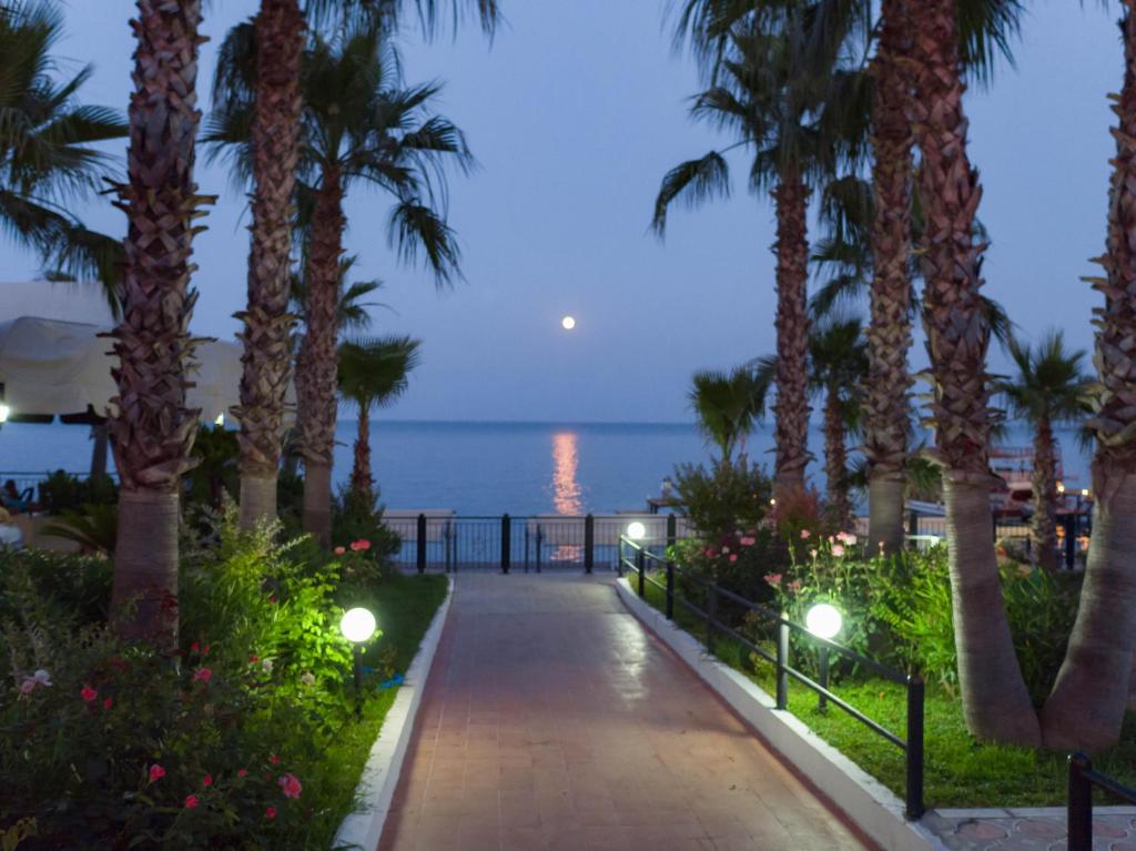 Відпочинок в готелі Club Akman Beach (ex. Larissa Akman Park Hotel) Кемер Туреччина