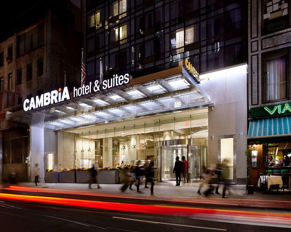 Cambria Hotel and Suites Times Square фото туристов