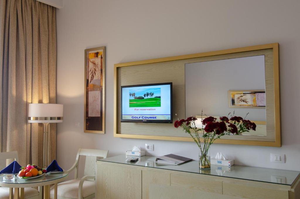 Цены в отеле Swiss Inn Pyramids Golf Resort