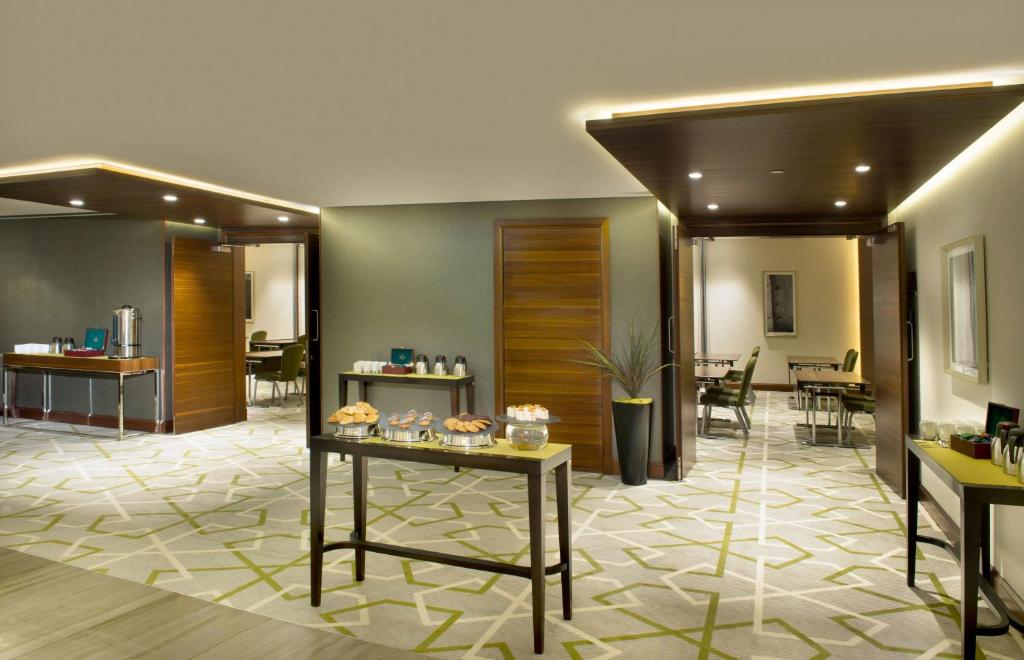 Горящие туры в отель Hilton Garden Inn Dubai Al Muraqabat Дубай (город) ОАЭ