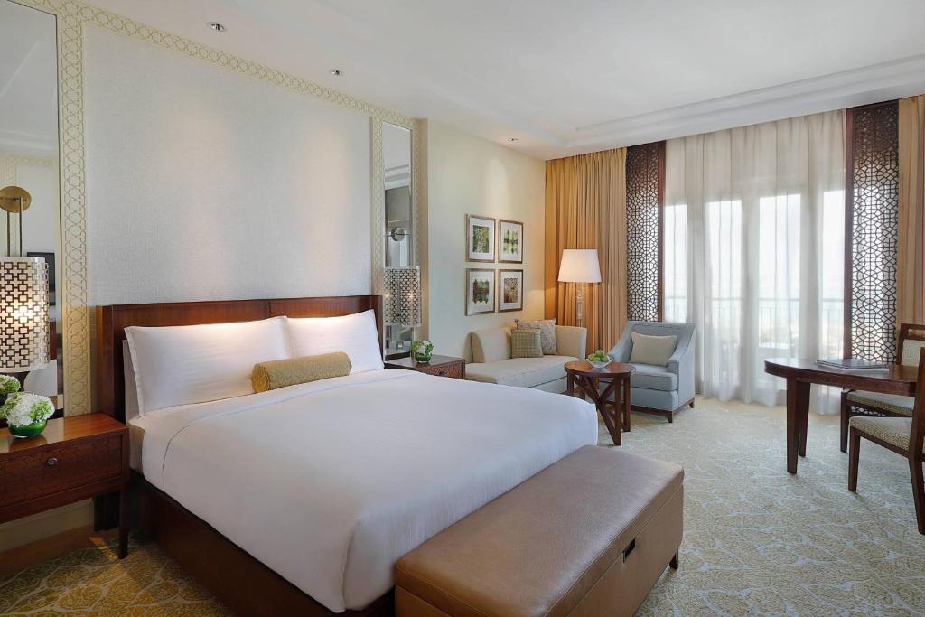 Готель, The Ritz-Carlton Dubai