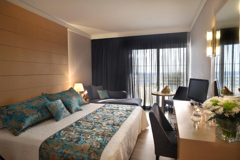 Відпочинок в готелі Louis Ledra Beach Hotel Пафос
