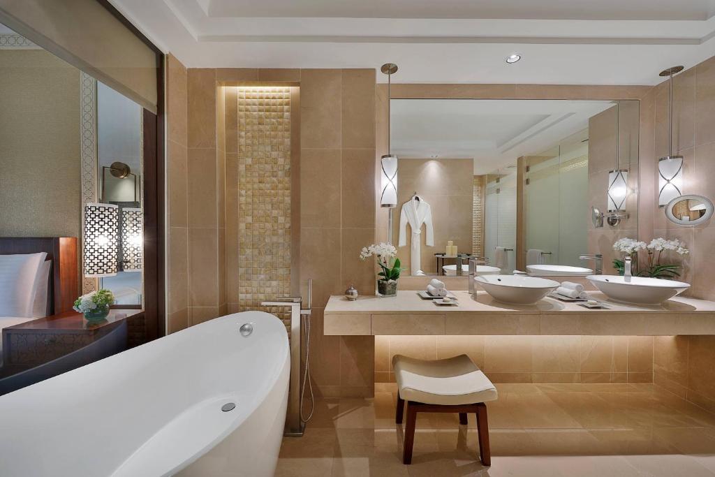 Отдых в отеле The Ritz-Carlton Dubai Дубай (пляжные отели)