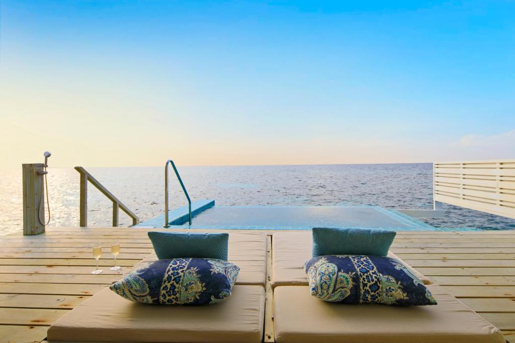 Горящие туры в отель Centara Grand Island Maldives