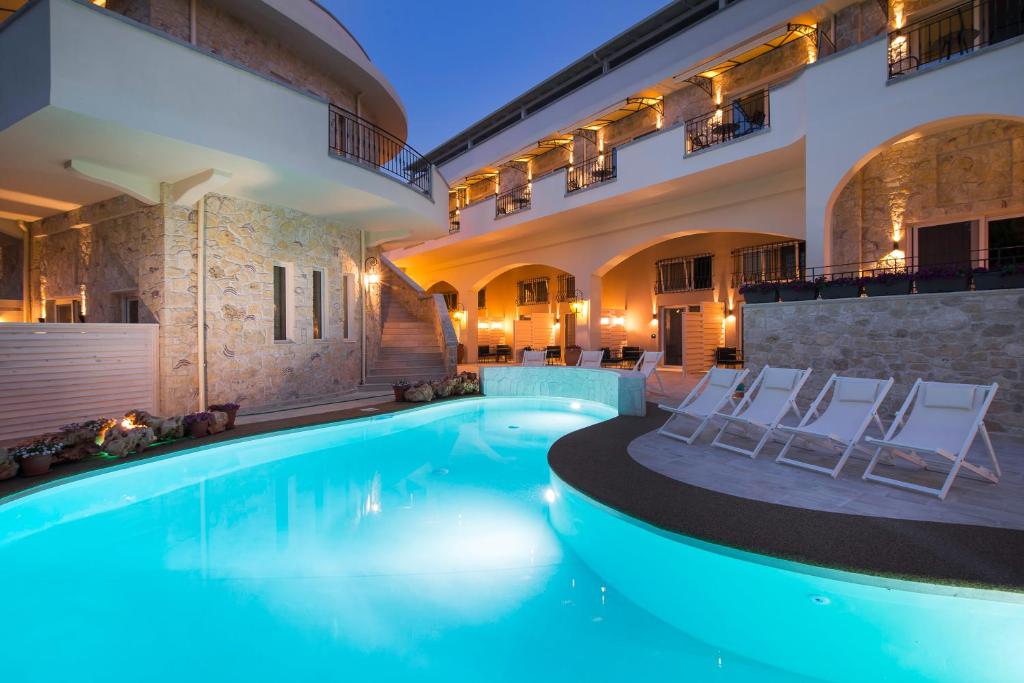 Neikos Mediterraneo Luxury Suites, APP