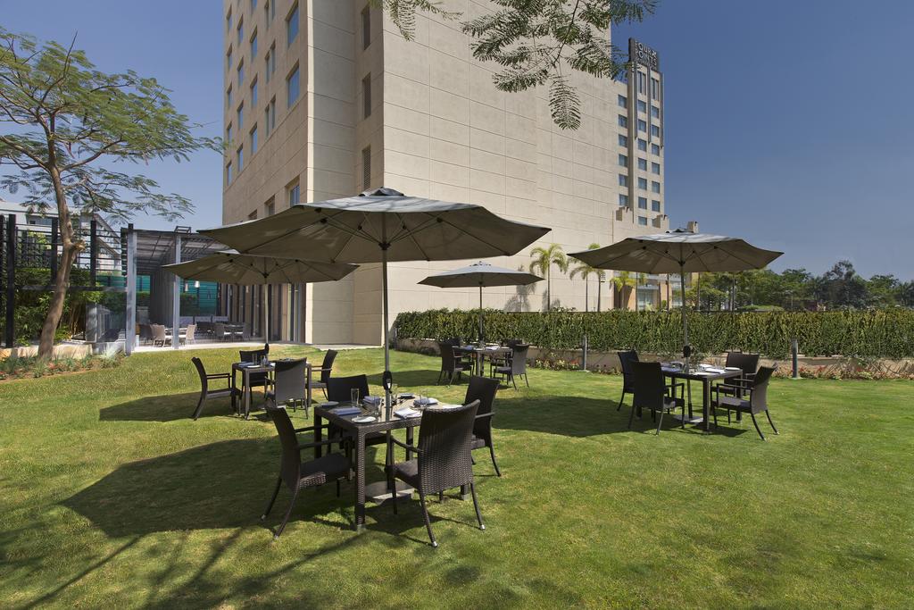 Four Points By Sheraton Hotel and Serviced Apt фото туристов