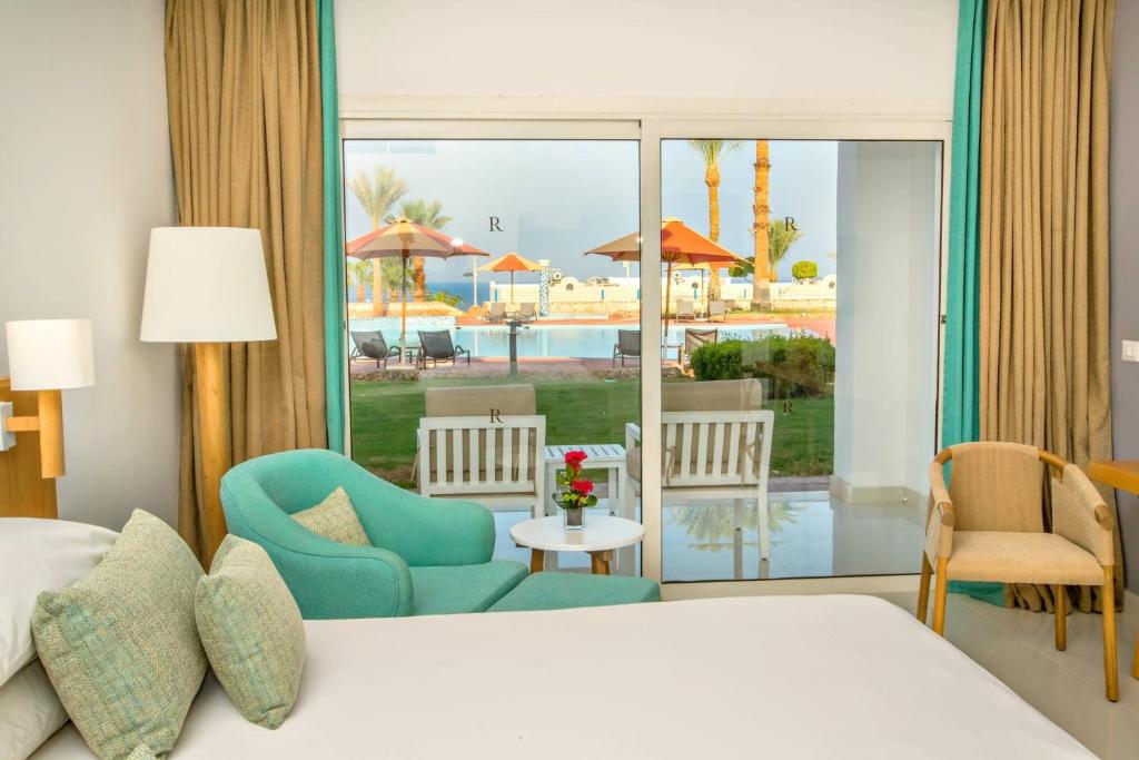 Renaissance By Marriott Golden View Beach Resort, фото