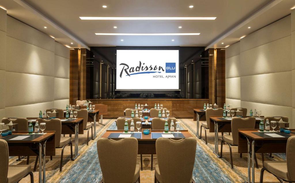 Radisson Blu Hotel Ajman, Zjednoczone Emiraty Arabskie, Ajman, wakacje, zdjęcia i recenzje