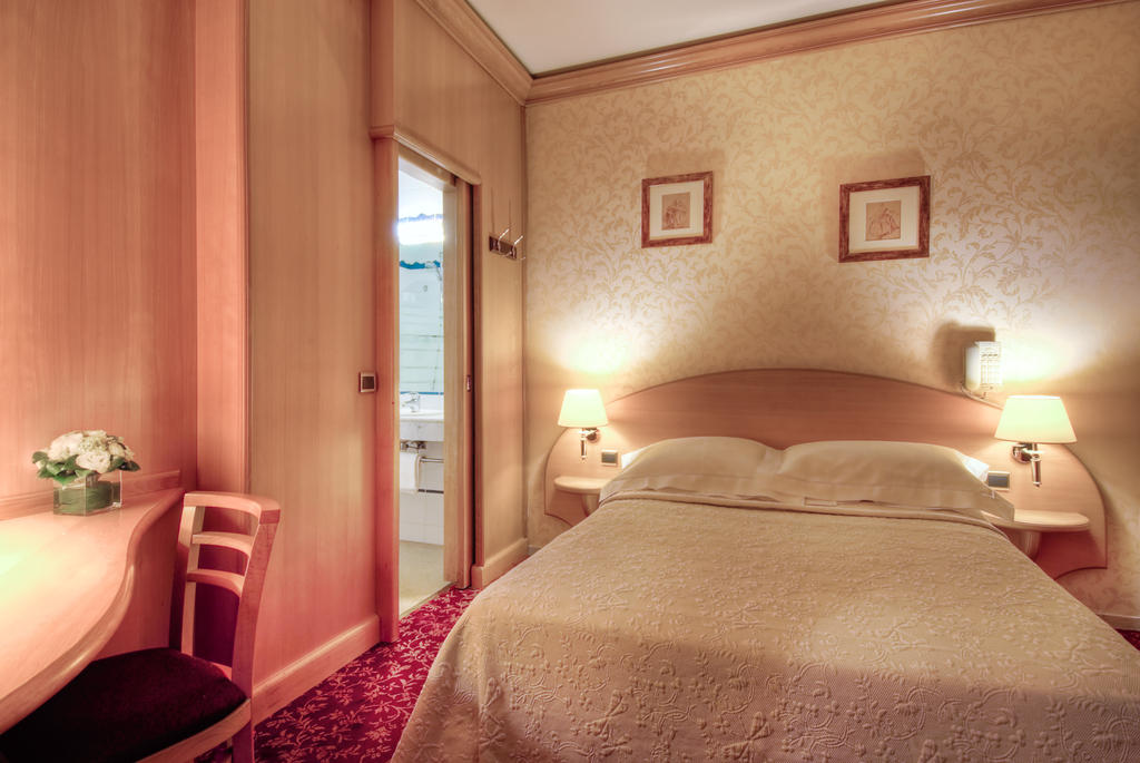 Горящие туры в отель Massena Hotel Париж Франция